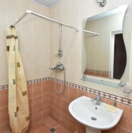 3-комн. квартира на ул. Таманяна в центре, 100 кв.м., 2/5 этаж, высокие потолки, капитальный ремонт