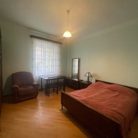 3-комн. квартира на ул. Айрика Мурадяна в Арабкире, 100 кв.м., 1/2 этаж, капитальный ремонт