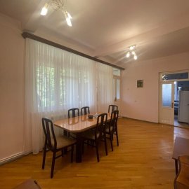 3-комн. квартира на ул. Айрика Мурадяна в Арабкире, 100 кв.м., 1/2 этаж, капитальный ремонт