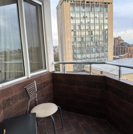 4-комн. квартира в новостройке на ул. Фрика в центре, 130 кв.м., предпоследний этаж, 3+ ванные