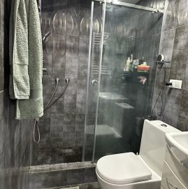 4-комн. квартира в новостройке на ул. Фрика в центре, 130 кв.м., предпоследний этаж, 3+ ванные