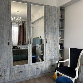 4-комн. квартира в новостройке на ул. Фрика в центре, 130 кв.м., предпоследний этаж, 3+ ванные