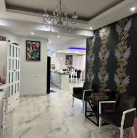 4-комн. квартира в новостройке на ул. Фрика в центре, 130 кв.м., предпоследний этаж, 3+ ванные