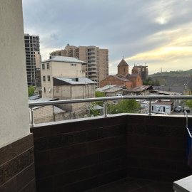 4-комн. квартира в новостройке на ул. Фрика в центре, 130 кв.м., предпоследний этаж, 3+ ванные