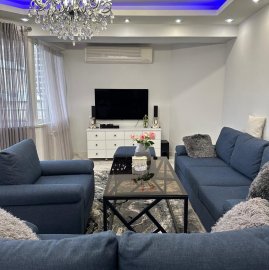 4-комн. квартира в новостройке на ул. Фрика в центре, 130 кв.м., предпоследний этаж, 3+ ванные