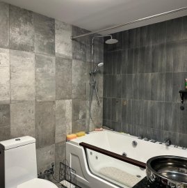 4-комн. квартира в новостройке на ул. Фрика в центре, 130 кв.м., предпоследний этаж, 3+ ванные