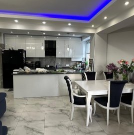 4-комн. квартира в новостройке на ул. Фрика в центре, 130 кв.м., предпоследний этаж, 3+ ванные